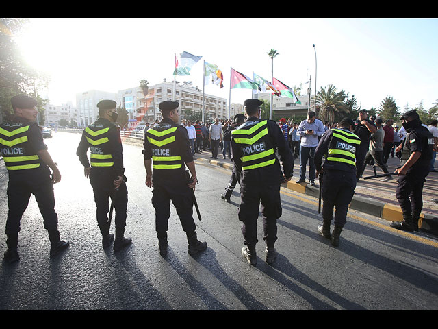 В столице Иордании проходят протесты учителей: без масок. Фоторепортаж