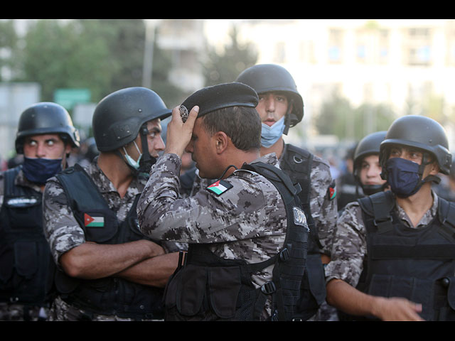 В столице Иордании проходят протесты учителей: без масок. Фоторепортаж