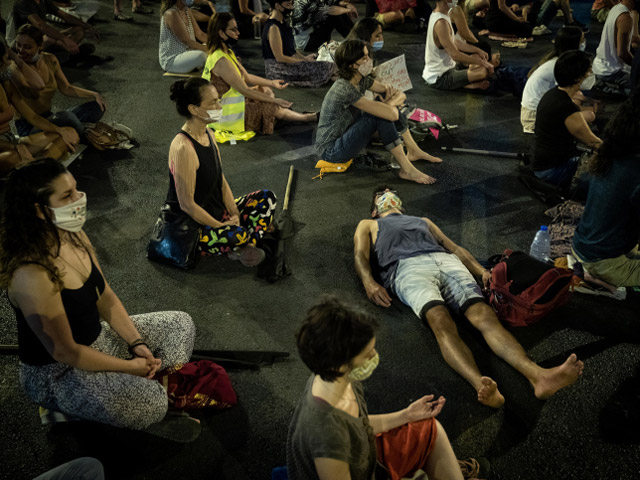 Митинг против Нетаниягу в Иерусалиме: медитация и столкновения. Фоторепортаж