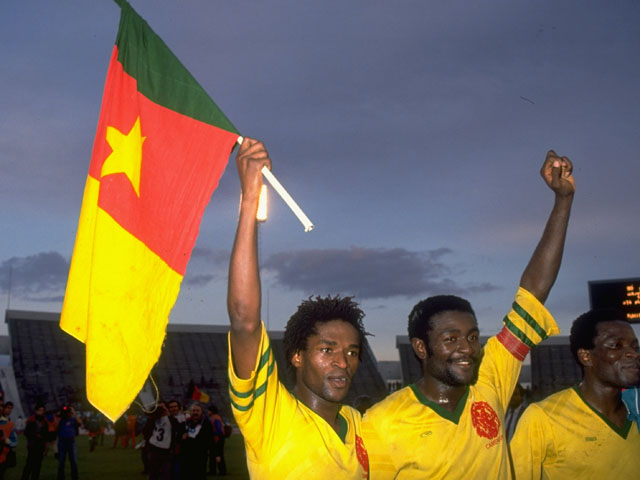 Стивен Татав (слева) с товарищами по команде отмечает выход сборной Камеруна в финальную часть чемпионата мира 1990 года