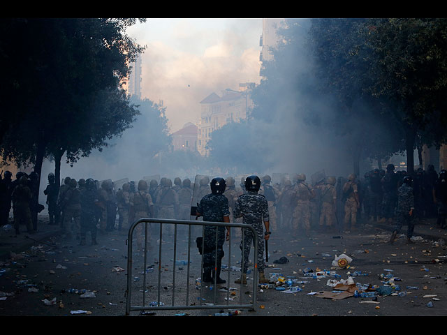 "Смерть повинным в катастрофе": массовый протест в Бейруте. Фоторепортаж