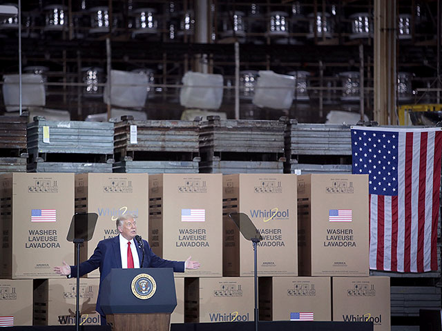 Президент США Дональд Трамп выступает перед рабочими на предприятии Whirlpool 6 августа 2020 года, Клайд, штат Огайо. Whirlpool - последняя из крупных производителей бытовой техники со штаб-квартирой в Соединенных Штатах