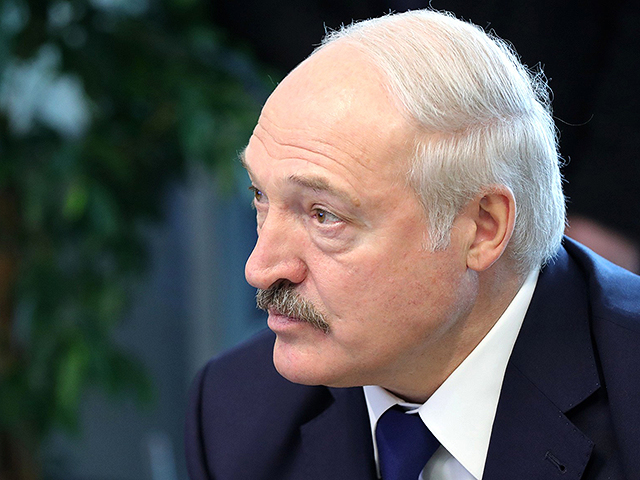 Лукашенко утверждает: отключение интернета в стране - дело рук "гибридных противников"