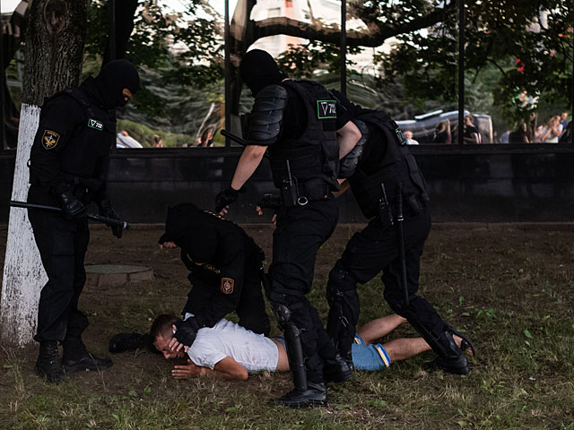 В Бресте возобновились столкновения с ОМОНом, в Минске проводятся задержания