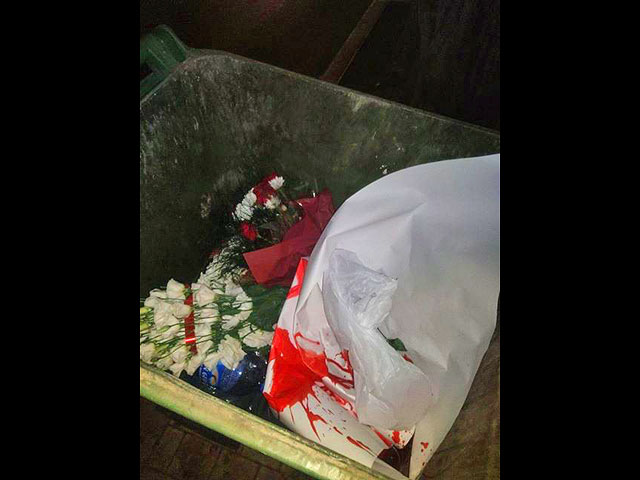 У посольства Беларуси в Тель-Авиве возложили цветы, сотрудники их выбросили