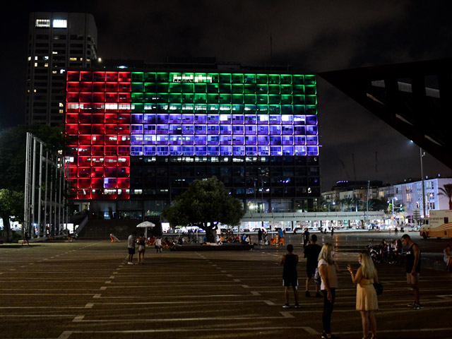 Флаг ОАЭ на здании мэрии Тель-Авива. 13 августа 2020 года