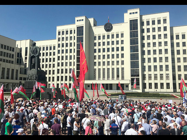 Акции оппозиции и сторонников Лукашенко в Минске. Фоторепортаж