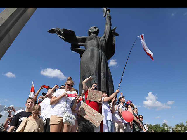 Девушки у стелы "Минск &#8211; город-герой"