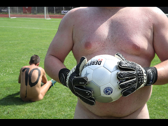 Мужская игра в Германии: "банный" футбол. Фоторепортаж