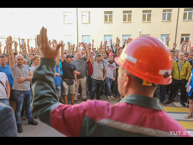 Девятый день протестов в Беларуси: забастовки в СМИ и на предприятиях