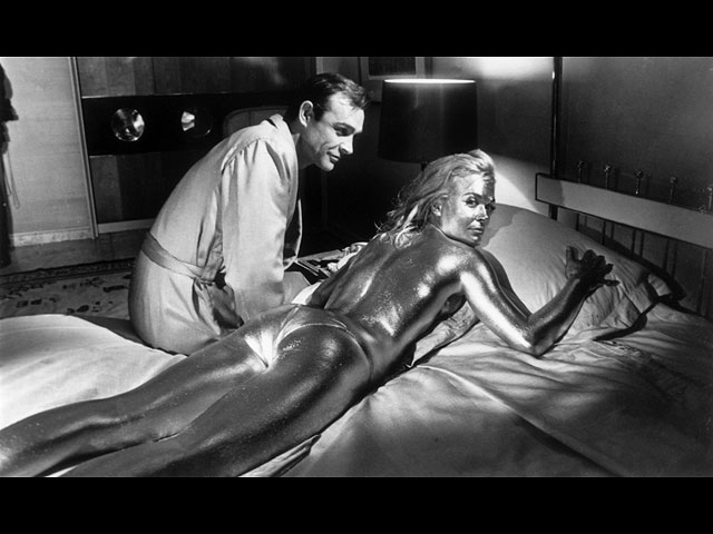 Шон Коннери рядом со своей партнершей по фильму актрисой Ширли Итон, во время съемок сцены из фильма о Джеймсе Бонде "Голдфингер". 1964 год