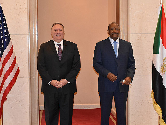 Майк Помпео (слева) встретился с главой правящего суверенного совета Судана, генералом Абдель-Фаттахом Бурханом (справа), в Хартуме. 25 августа 2020 года