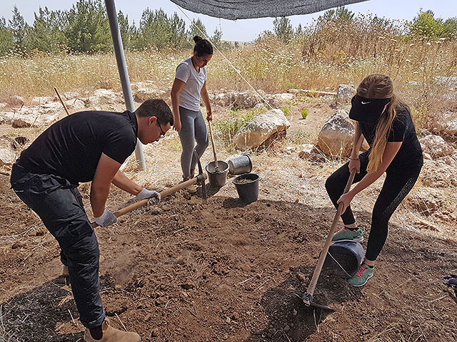 В раскопках принимали участие десятки подростков-добровольцев