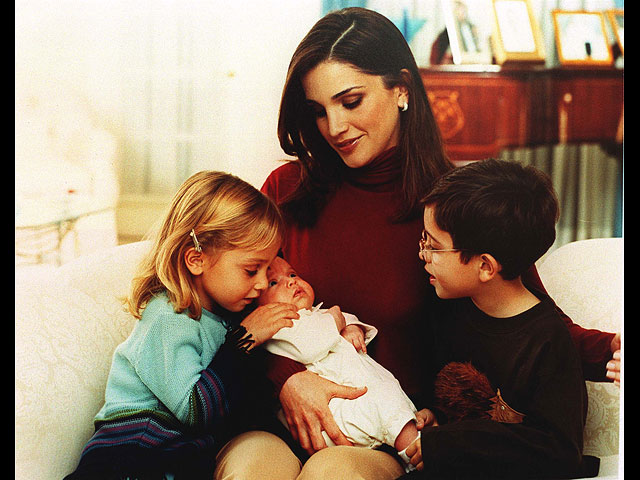 Королева Рания держит на руках новорожденную принцессу Сальму. 2000 год