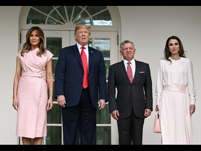 Первая леди Мелания Трамп и президент США Дональд Трамп приветствуют короля Иордании Абдаллу II и королеву Иордании Ранию по прибытии в Белый дом, Вашингтон. 2018 год