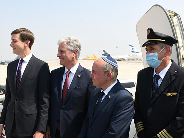 Самолет с израильской делегацией прибыл в Абу-Даби