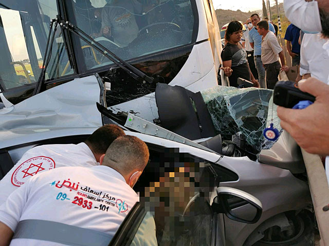 На 55-м шоссе произошло столкновение израильского автобуса и палестинской легковушки
