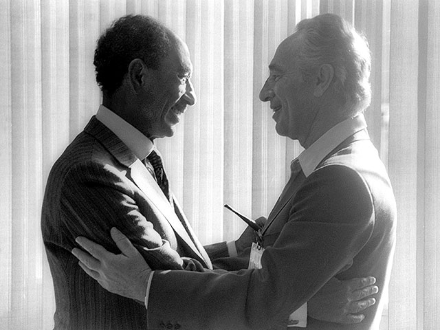 Египетский президент Анвар Садат (слева) и Шимон Перес. 25 мая 1979 года, Беэр-Шева