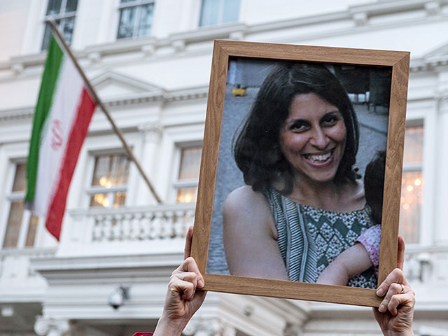 Протестующие держат портрет Назанин Загари-Рэтклифф у иранского посольства в Лондоне