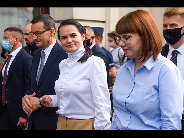 Польский премьер министр Матеуш Моравецкий, лидер белорусской оппозиции Светлана Тихановская и член президиума Координационного совета Беларуси Ольга Ковалькова. 9 сентября, Варшава