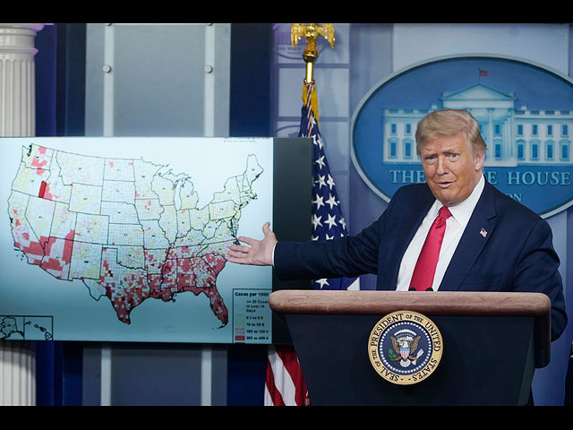 Президент США Дональд Трамп выступает на пресс-конференции о реакции своей администрации на продолжающуюся пандемию коронавируса в Белом доме. 23 июля 2020 года, Вашингтон