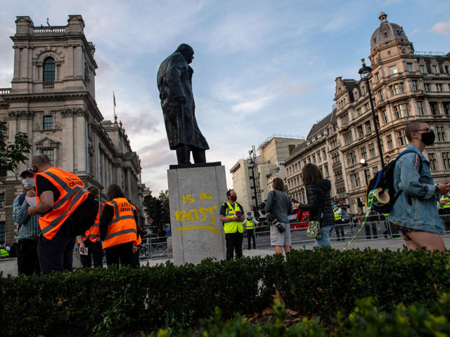 Также были задержаны несколько мужчин, подозреваемых в том, что они нанесли краской надпись "Расист" на памятнике Уинстону Черчиллю