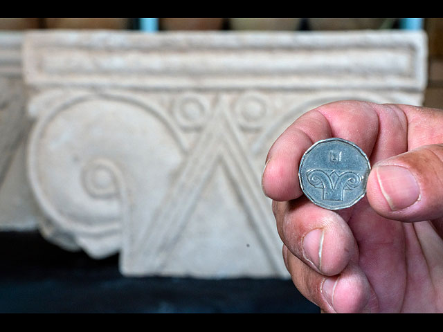Монета 5 шекелей с места раскопок