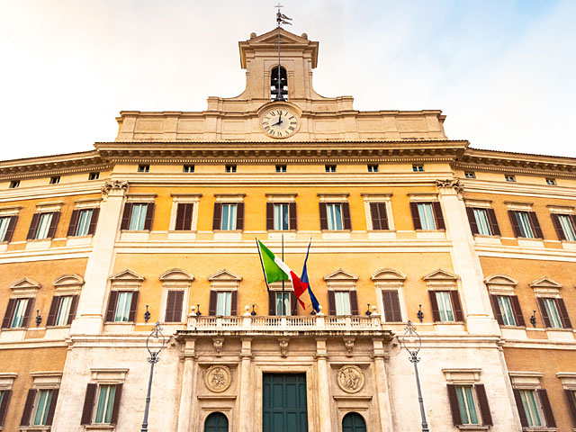 Итальянцы поддержали проект сокращения на треть состава парламента