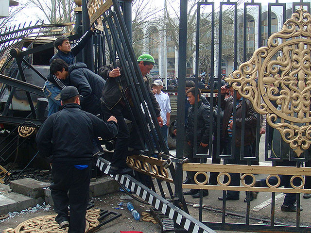 Восстание в Бишкеке: освобождены бывшие президент и премьер, горит Белый дом