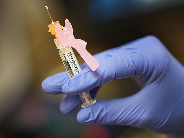 Участники испытаний вакцины против COVID-19 описали побочные эффекты