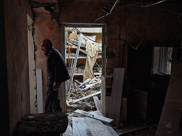 Житель Степанакерта осматривает руины своего дома, 10 октября 2020 года