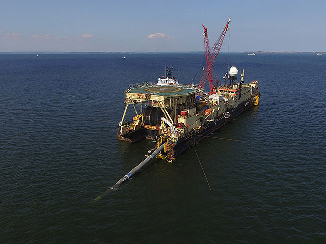Специализированное судно-трубокладчик в акватории Балтийского моря прокладывает "Северный поток-2"