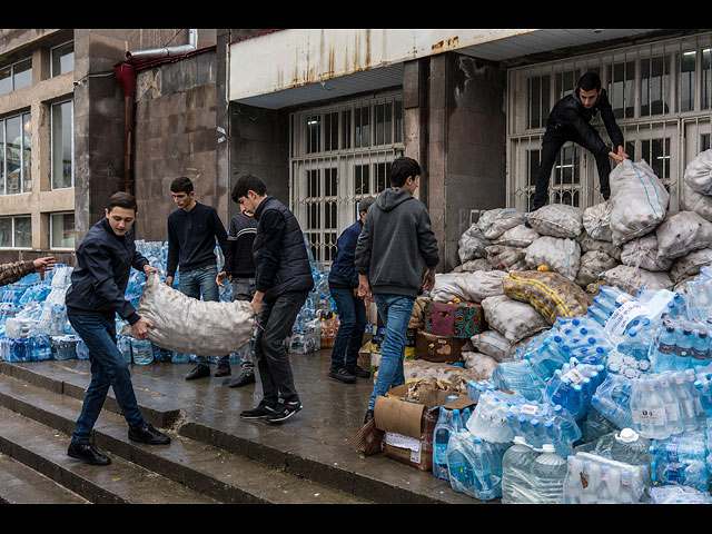 Волонтеры грузят продовольственную помощь для жителей Нагорного Карабаха