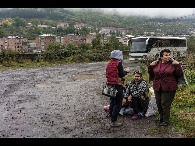 Беженцы из Нагорного Карабаха ждут транспорт в Ереван
