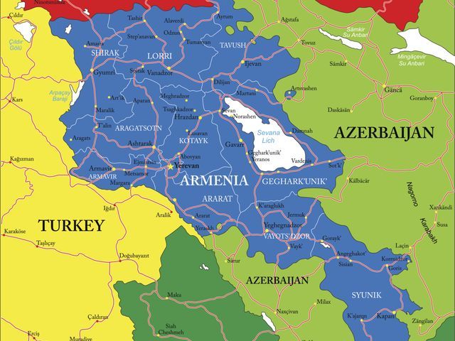 Минобороны Армении сообщило о сбитом самолете ВВС Азербайджана, Баку отрицает