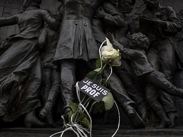 Цветы на Площади Республики в память о Самуэле Пати, обезглавленном на прошлой неделе возле школы, где он преподавал. 20 октября 2020 года, Париж, Франция