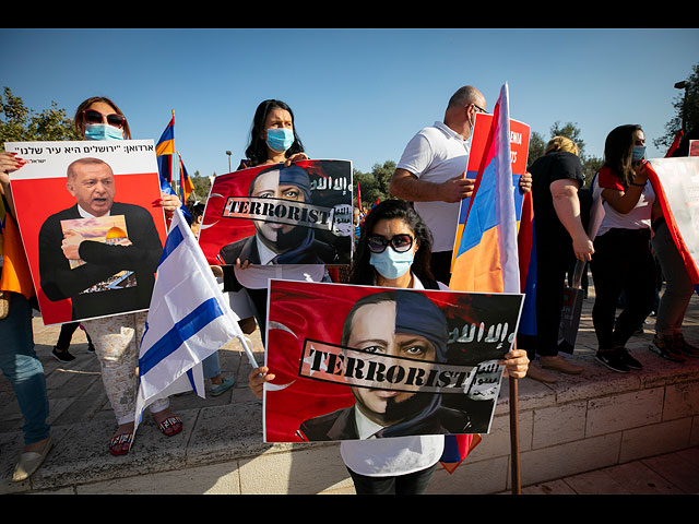 Акция протеста армянской общины против войны в Нагорном Карабахе. Фоторепортаж