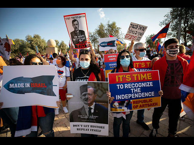 Акция протеста армянской общины против войны в Нагорном Карабахе. Фоторепортаж