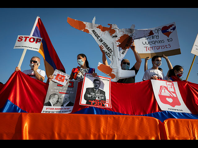 Акция протеста армянской общины против войны в Нагорном Карабахе. Фоторепортаж