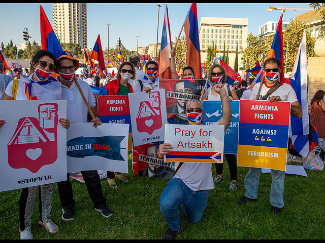 Акция протеста армянской общины против войны в Нагорном Карабахе. Фоторепортаж