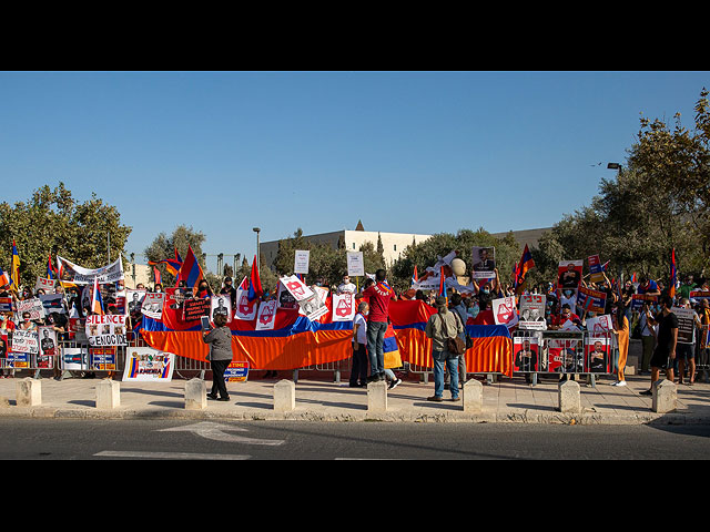 Акция протеста армянской общины против войны в Нагорном Карабахе. Фоторепортаж