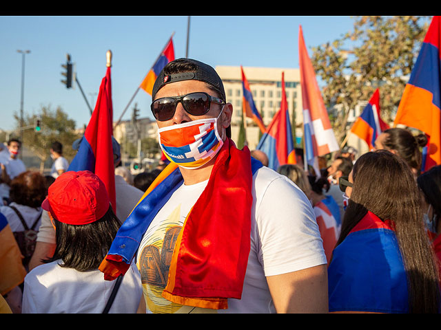 Акция протеста армянской общины против войны в Нагорном Карабахе. Фоторепортаж