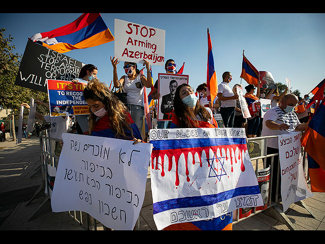 Акция протеста армянской общины против войны в Нагорном Карабахе. Фоторепортаж