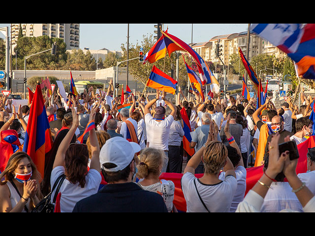 Акция протеста армянской общины против войны в Нагорном Карабахе. Фоторепортаж