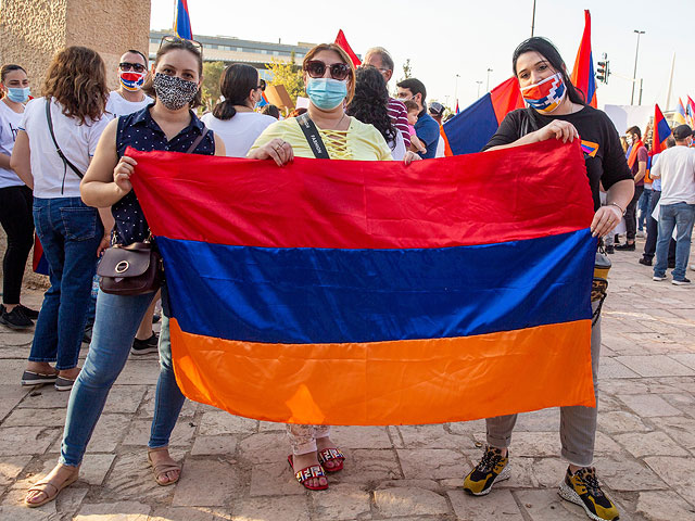 Акция протеста армянской общины против войны в Нагорном Карабахе. Фоторепортаж