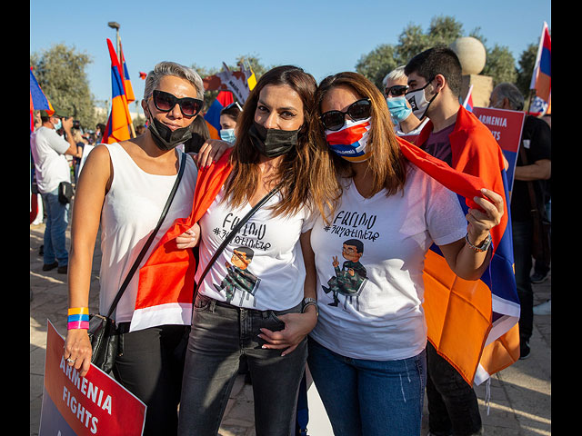Акция протеста армянской общины против войны в Нагорном Карабахе. Фоторепортаж