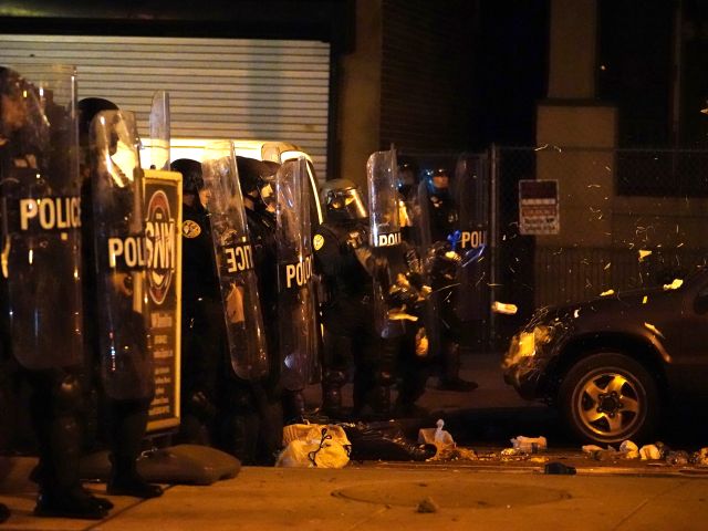 Беспорядки в Филадельфии после того, как полицейские застрелили темнокожего