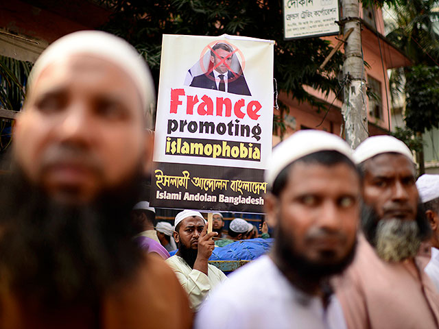Le Monde: Растущий гнев мусульманского мира против Макрона, Париж призывает французов проявлять осторожность