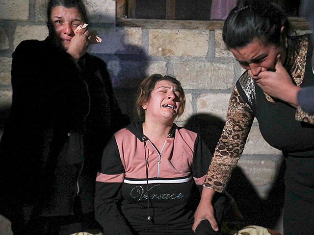Азербайджанские женщины оплакивают мужчину, убитого во время артобстрела села Гараюсифли Бардинского района, Азербайджан, 27 октября 2020 года