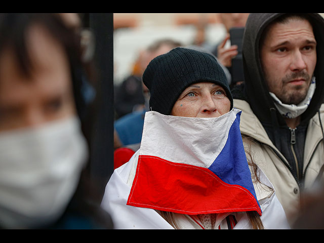 Шоу "глупых масок" на акции ковид-диссидентов в Праге. Фоторепортаж